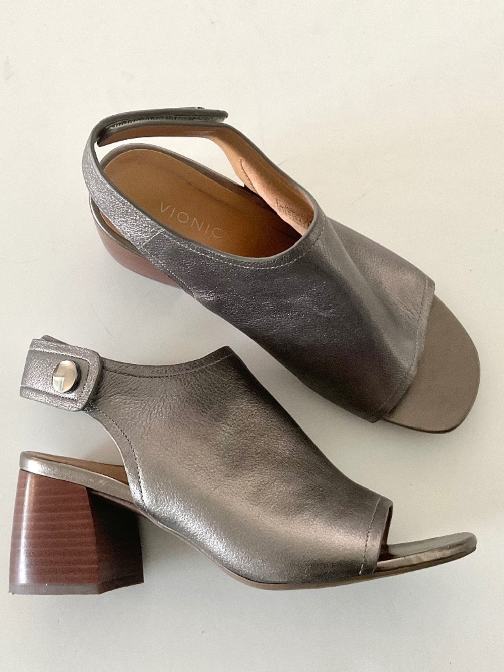 VIONIC Valencia Heeled Sandal in Pewter Metallic Size 6.5 EUC